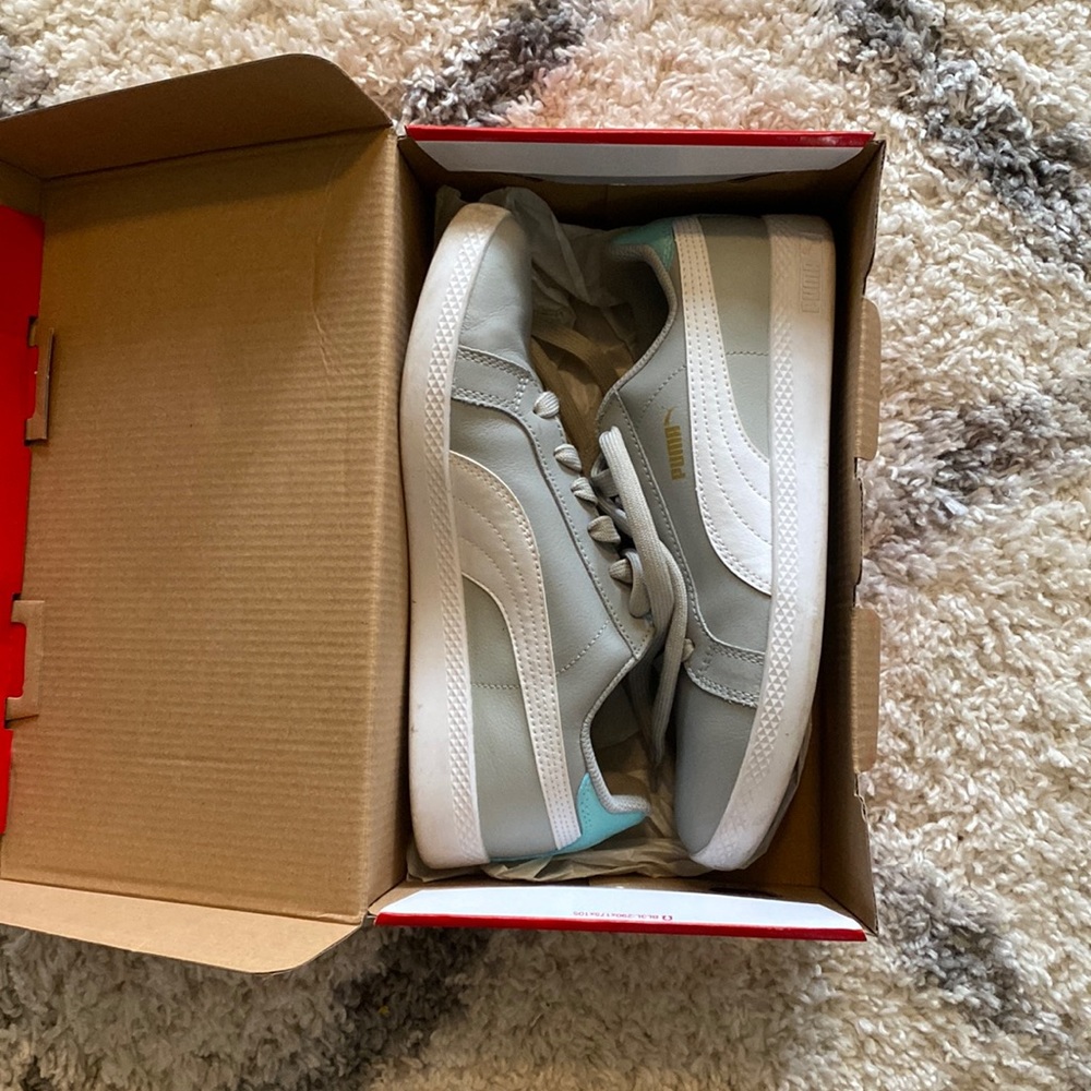 Women’s puma sneakers in a size 8!